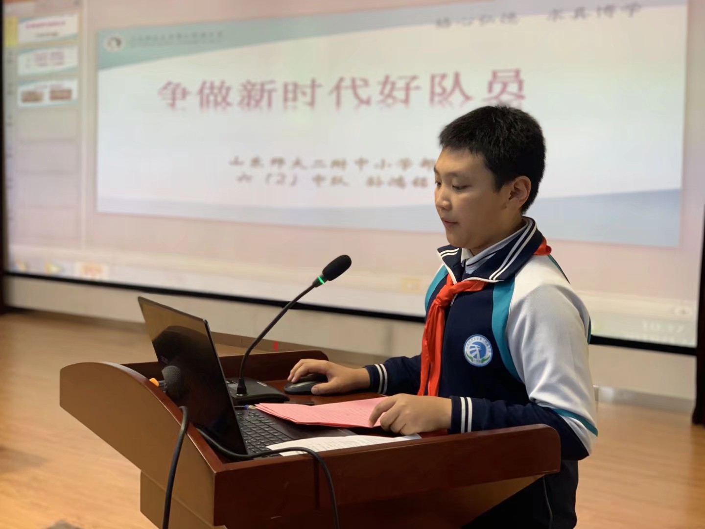 大队长做报告.jpg