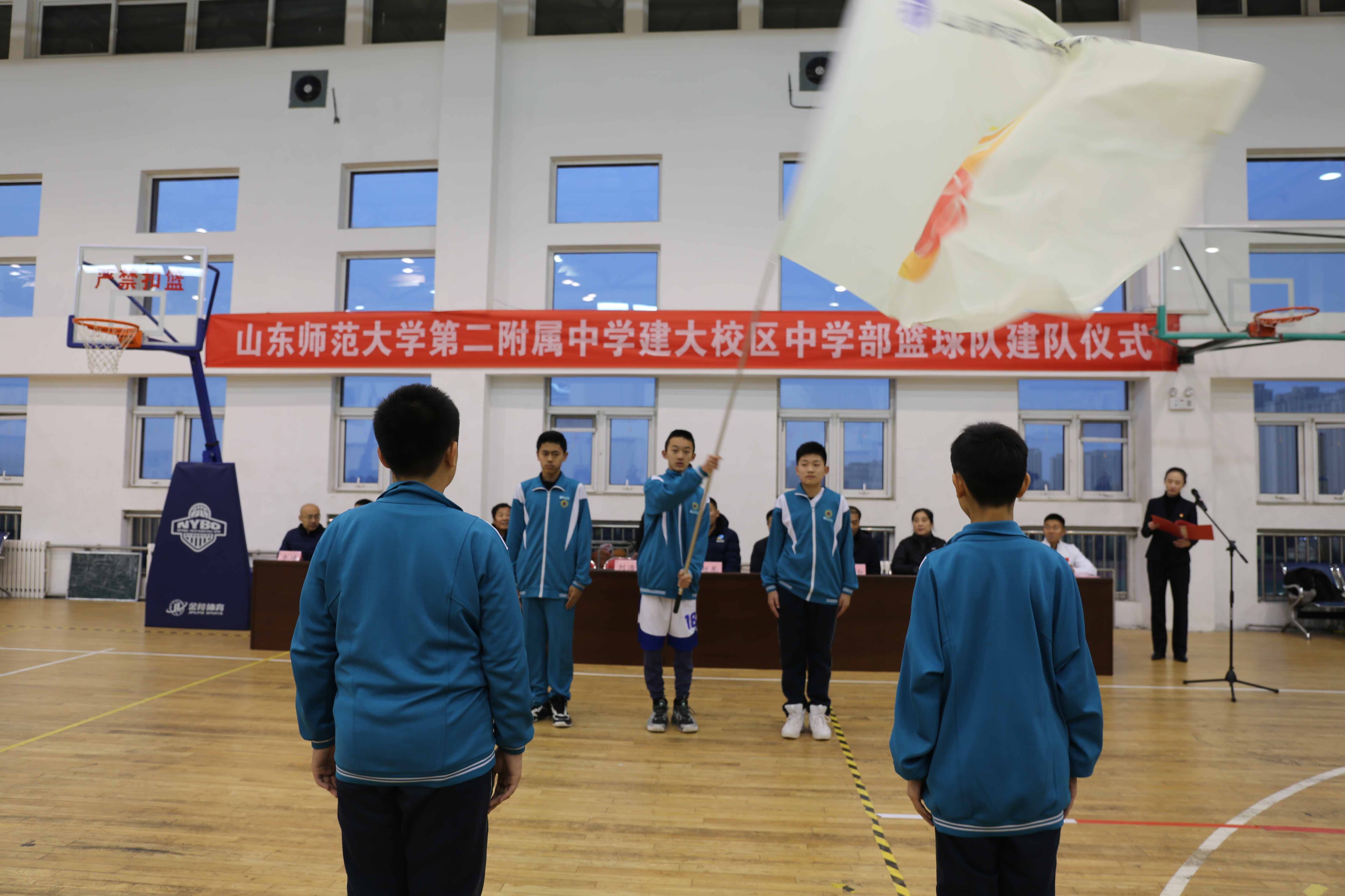 授旗照片1.JPG